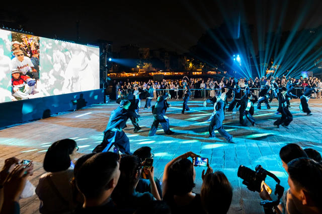 Kể câu chuyện biến đổi khí hậu qua vũ đạo 'Nước' tại Văn Miếu