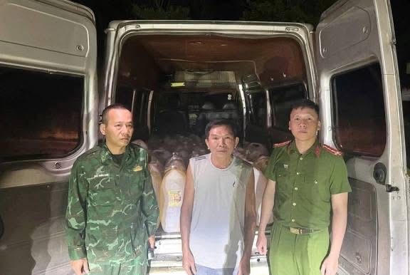 Phát hiện vụ vận chuyển trái phép khoảng 1.500 lít xăng ra khu vực biên giới