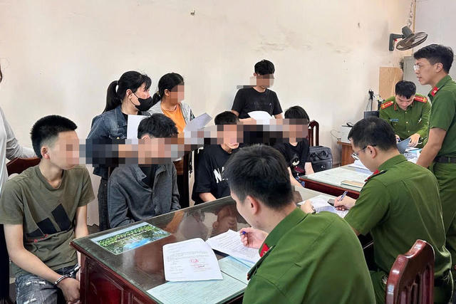 Khởi tố 8 thanh, thiếu niên mang hung khí gây rối trật tự công cộng ở Ninh Bình