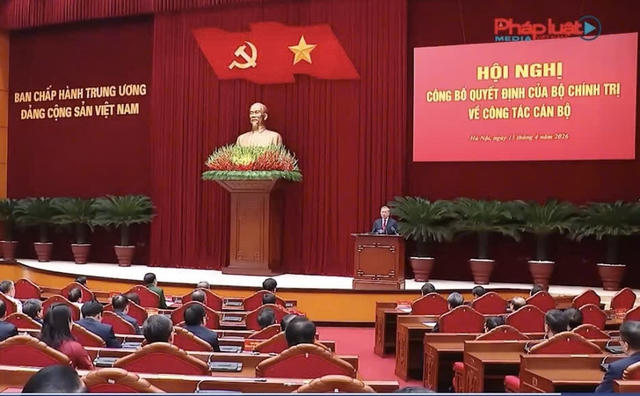 Công bố các quyết định của Bộ chính trị về công tác cán bộ