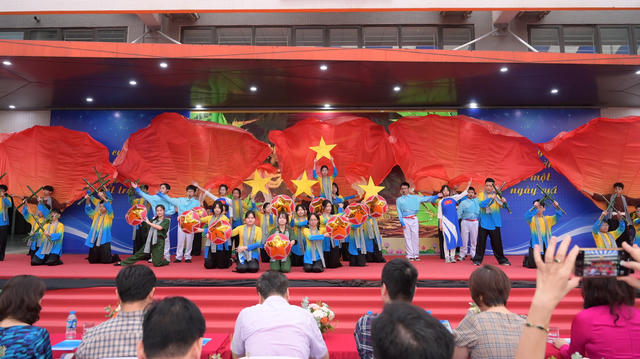 Mưa đỏ gây xúc động mạnh tại Ngày hội sách ở THCS Trần Duy Hưng