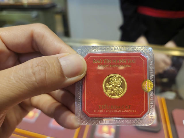 Giá vàng ngày 22/4: Vàng thế giới 'sụt' 2% do đồng USD tăng mạnh, vàng miếng SJC tiếp đà đi xuống