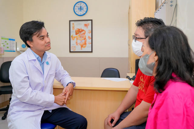 Doanh nhân Indonesia được phẫu thuật thành công ung thư đại tràng biến chứng tắc ruột tại Bệnh viện Đại học Y Dược TP. Hồ Chí Minh