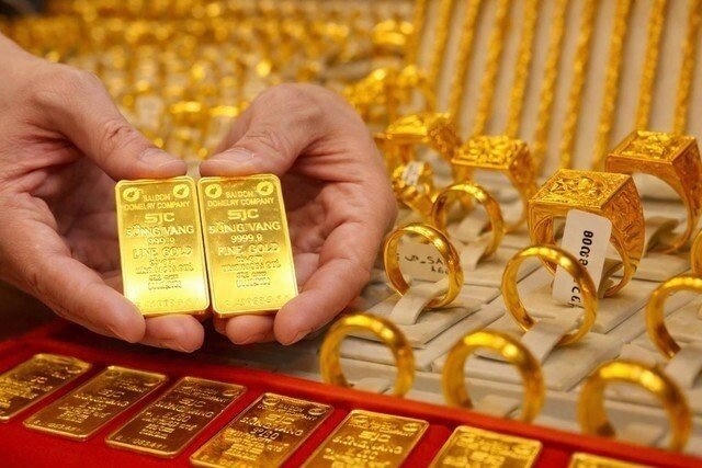 Giá vàng ngày 28/4: Vàng thế giới đi xuống, vàng miếng SJC giảm 300.000 đồng/lượng