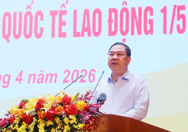Phó Thủ tướng Thường trực Phạm Gia Túc tặng quà các gia đình chính sách tại Quảng Ninh
