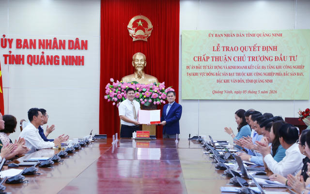 Trao quyết định chấp thuận chủ trương đầu tư KCN Đông Bắc sân bay Vân Đồn