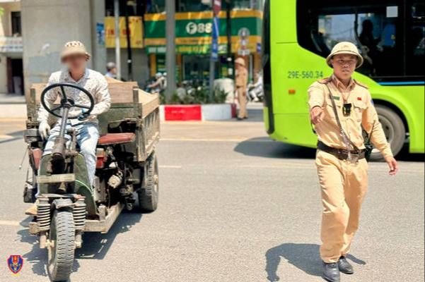 Hà Nội xử lý xe tự chế chở hàng cồng kềnh trên Quốc lộ 6