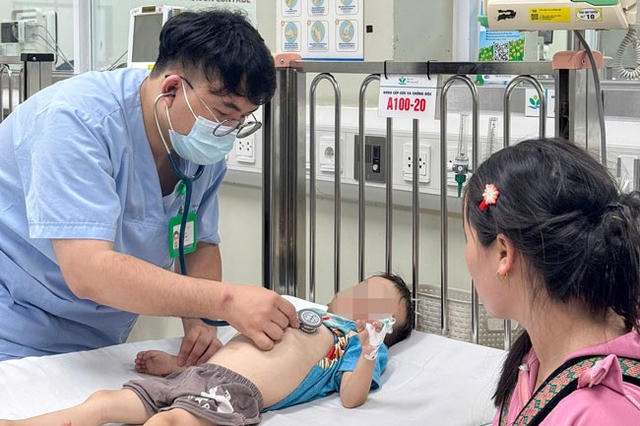 Vượt hơn 300km giành lại sự sống cho bé trai có trái tim phình to chiếm 2/3 lồng ngực