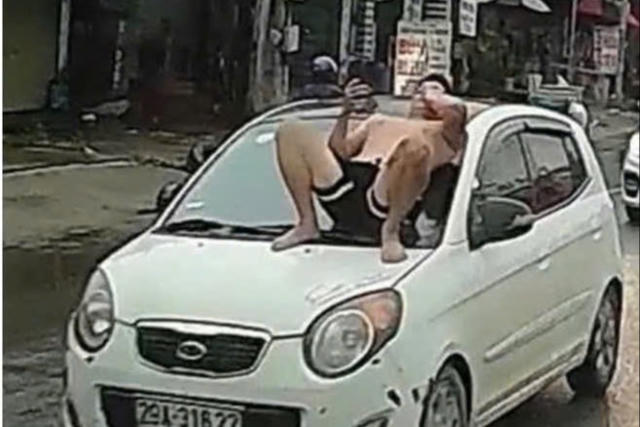 Khởi tố bố vợ và con rể trong vụ  nằm trên nắp capo ô tô đang chạy