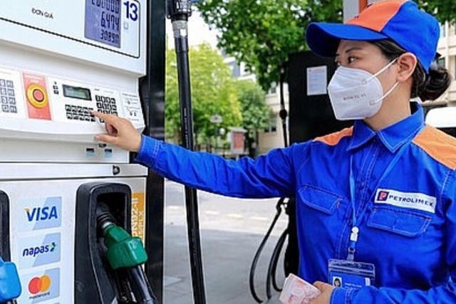Từ 15h ngày 14/5, giá xăng RON95 giảm còn hơn 24.000 đồng/lít 