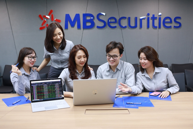 Phó Tổng Giám đốc MB đăng ký bán 1 triệu cổ phiếu, ngân hàng chi tiền gom thêm cổ phần MBS