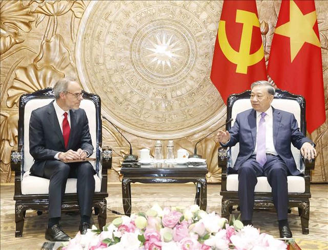 Việt Nam coi trọng, sẵn sàng tạo điều kiện thuận lợi cho các tập đoàn công nghệ cao
của Hoa Kỳ đầu tư, kinh doanh
Việt Nam coi trọng, sẵn sàng tạo điều kiện thuận lợi cho các tập đoàn công nghệ cao
của Hoa Kỳ đầu tư, kinh doanh