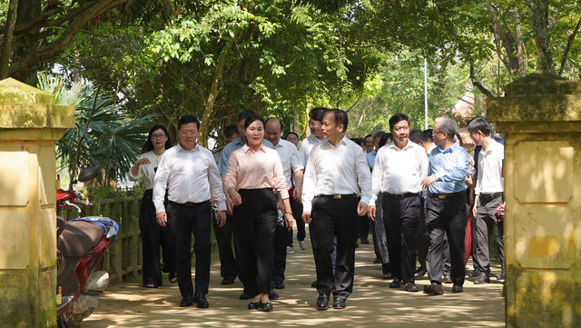 Bộ trưởng Hoàng Thanh Tùng và các lãnh đạo Bộ Tư pháp dâng hương tại Khu di tích Tuyên Quang