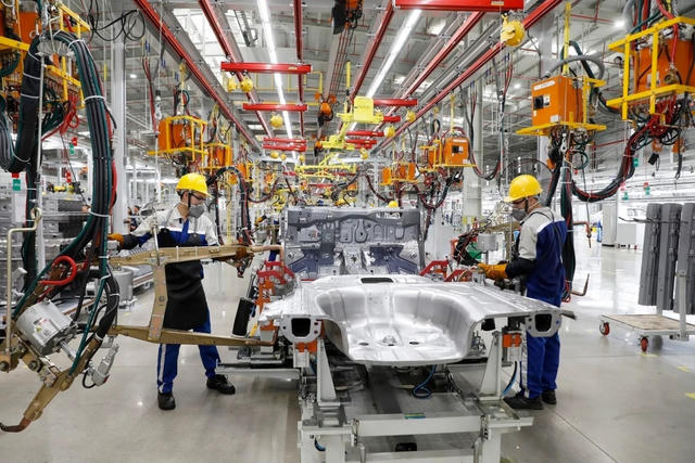 PMI sản xuất Việt Nam lên đỉnh 3 tháng: Đơn hàng bật tăng nhưng áp lực chi phí vẫn đè nặng