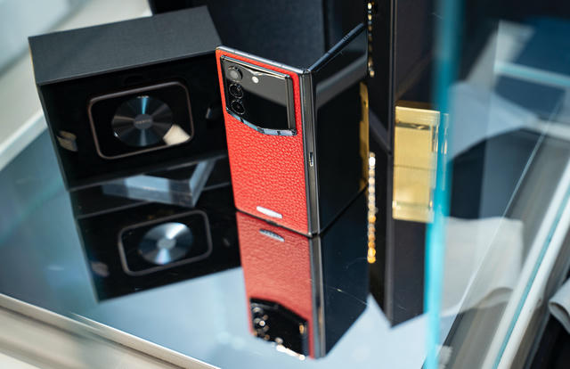 Vertu Alphafold: Điện thoại gập cho những người cần sự riêng tư