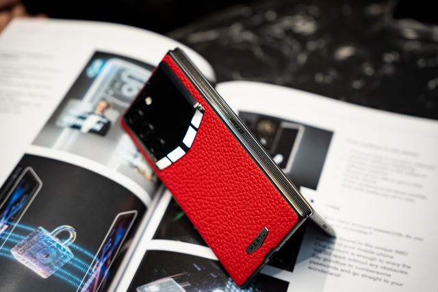Vertu Alphafold và những đặc quyền không thể “xách tay”