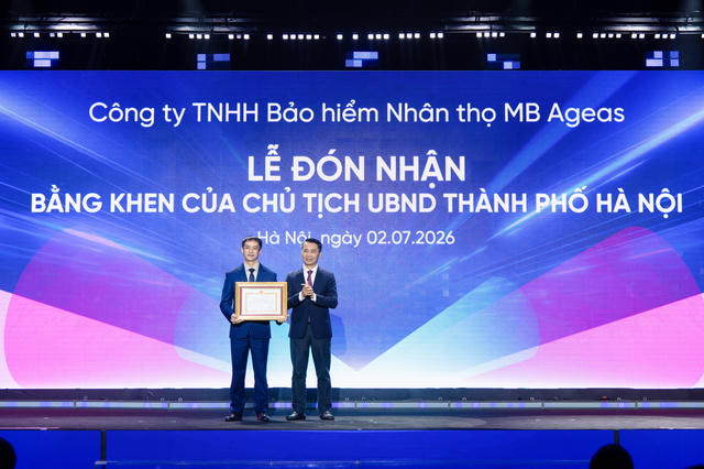 MB Life đón nhận Bằng khen của Chủ tịch UBND Thành phố Hà Nội nhân dịp kỷ niệm 10 năm thành lập
