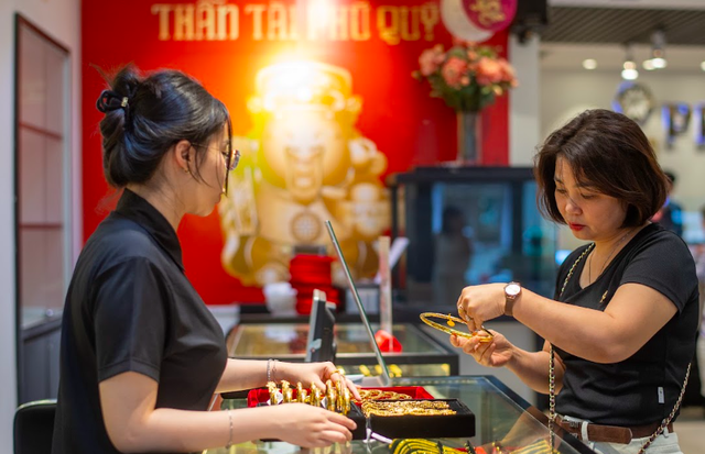 Giá vàng ngày 11/7: Vàng thế giới giảm phiên cuối tuần, vàng trong nước điều chỉnh nhẹ 