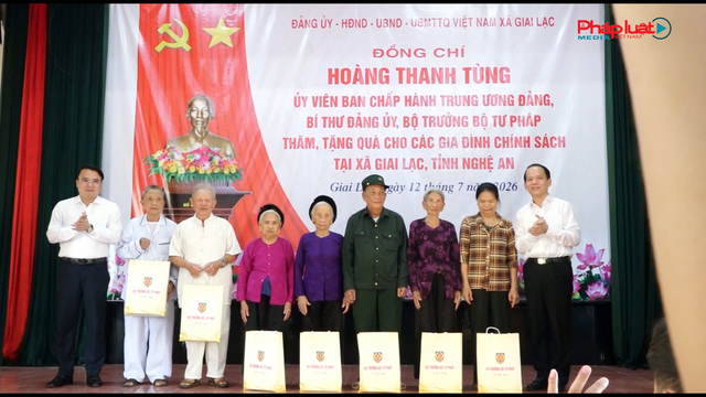 Bộ trưởng Hoàng Thanh Tùng thăm, tặng quà các gia đình chính sách ở Nghệ An