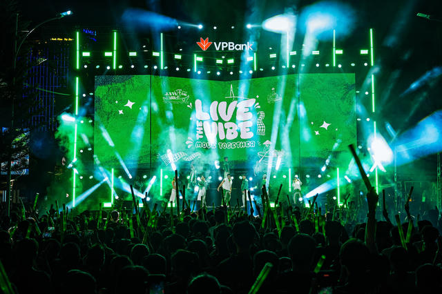 Đêm nhạc 'VPBank Live the Vibe - Move Together' khuấy động Cần Thơ với hàng nghìn khán giả trẻ Đêm nhạc 'VPBank Live the Vibe - Move Together' khuấy động Cần Thơ với hàng nghìn khán giả trẻ