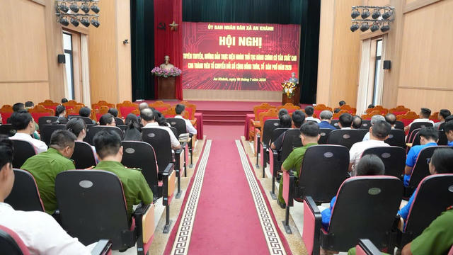 Công an xã An Khánh nòng cốt trong đợt cao điểm hướng dẫn thủ tục hành chính và ứng dụng AI Công an xã An Khánh nòng cốt trong đợt cao điểm hướng dẫn thủ tục hành chính và ứng dụng AI