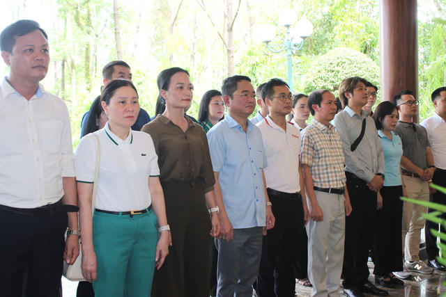 Báo Pháp luật Việt Nam tri ân tại Ngã ba Đồng Lộc, tiếp nối hành trình 'bồi đắp tâm hồn' tháng Bảy Báo Pháp luật Việt Nam tri ân tại Ngã ba Đồng Lộc, tiếp nối hành trình 'bồi đắp tâm hồn' tháng Bảy
