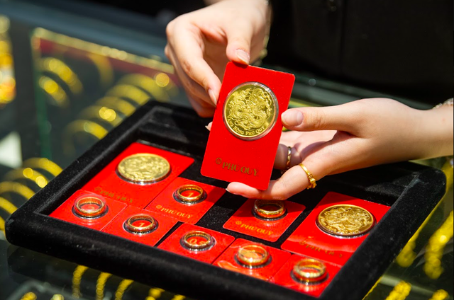 Giá vàng ngày 23/7: Vàng thế giới đi lên, vàng miếng SJC 'sụt mạnh', lùi về mốc 140 triệu đồng/lượng