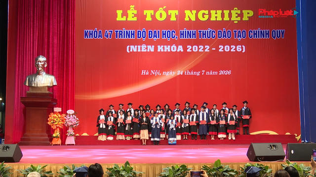 Trường Đại học Luật Hà Nội trao bằng tốt nghiệp cho 1.860 tân cử nhân Khóa 47