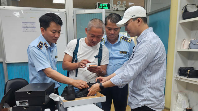 Phát hiện đường dây sản xuất gần 50.000 đôi giày giả nhãn hiệu nổi tiếng, đã xuất khẩu 11 container sang Mỹ