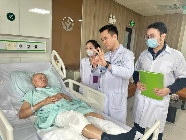 Ca mổ đặc biệt "hồi sinh" khớp gối cho cựu chiến binh sau hơn nửa thế kỷ