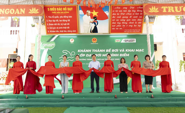 Nestlé Việt Nam đồng hành cùng Bộ Giáo dục và Đào tạo trao tặng bể bơi và lớp dạy bơi mô hình điểm cho học sinh tại tỉnh Bắc Ninh