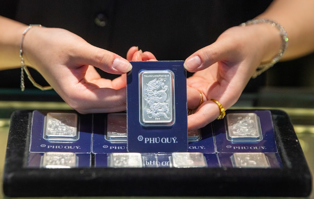 Giá bạc ngày 13/8: Bạc thế giới vượt 65 USD/ounce, bạc trong nước giảm nhẹ