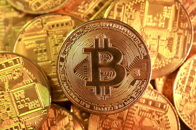 Dòng vốn ETF đảo chiều, Bitcoin lùi sâu về mốc 76.500 USD sau chuỗi ngày tăng nóng