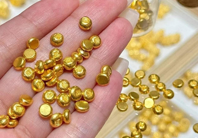 Giới trẻ Trung Quốc đổ xô mua vàng miếng và 'hạt vàng', thị trường trang sức lao dốc mạnh