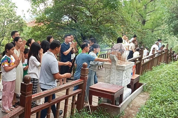 Gần 20.000 người về Vũng Chùa viếng mộ Đại tướng Võ Nguyên Giáp dịp Quốc khánh