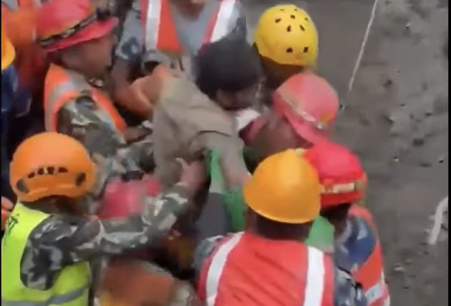 Cứu 2 công nhân mắc kẹt 9 ngày trong hầm do lũ quét ở Nepal Cứu 2 công nhân mắc kẹt 9 ngày trong hầm do lũ quét ở Nepal