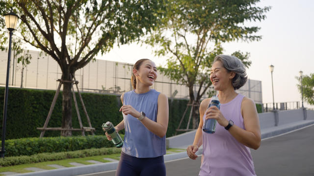Tuổi thọ tăng, người Việt chuẩn bị sớm hơn cho một tuổi già độc lập Tuổi thọ tăng, người Việt chuẩn bị sớm hơn cho một tuổi già độc lập