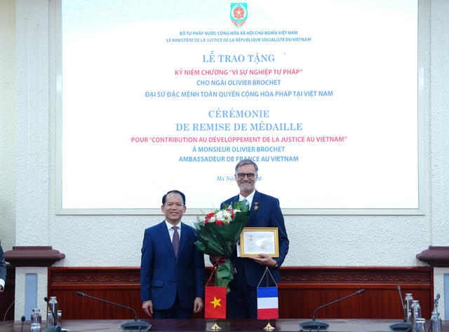 Bộ Tư pháp trao tặng Kỷ niệm chương “Vì sự nghiệp tư pháp” cho Đại sứ đặc mệnh toàn quyền Cộng hoà Pháp tại Việt Nam Bộ Tư pháp trao tặng Kỷ niệm chương “Vì sự nghiệp tư pháp” cho Đại sứ đặc mệnh toàn quyền Cộng hoà Pháp tại Việt Nam