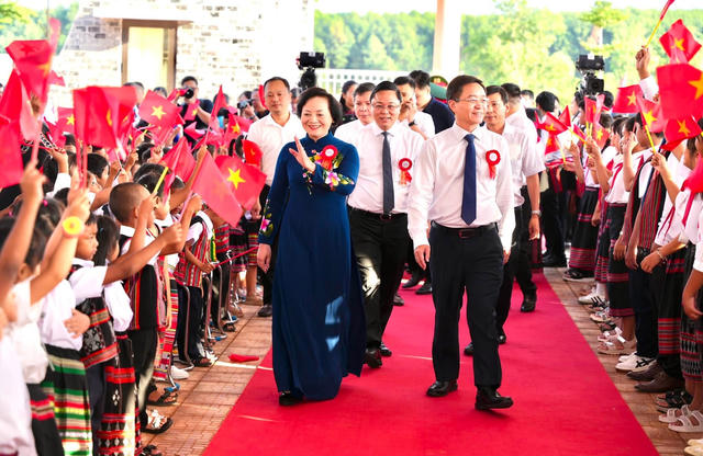 Phó Thủ tướng Phạm Thị Thanh Trà dự lễ khai giảng, khánh thành trường nội trú tại vùng biên giới Huế Phó Thủ tướng Phạm Thị Thanh Trà dự lễ khai giảng, khánh thành trường nội trú tại vùng biên giới Huế