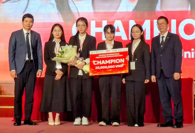 Trường Đại học Luật Hà Nội giành ngôi vị Quán quân cuộc thi “Tranh tụng giả định quốc tế Việt Nam 2026”
