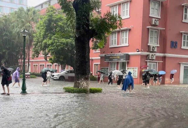 Hà Nội mưa ngập, Sở GD&ĐT yêu cầu các trường chủ động điều chỉnh việc dạy học