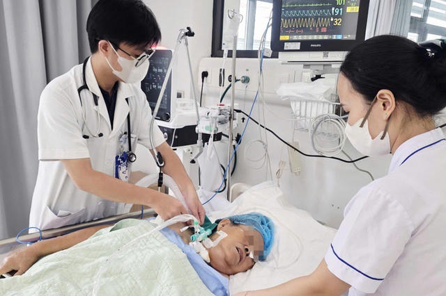 Người đàn ông phải cấp cứu vì vết xước khuỷu tay Người đàn ông phải cấp cứu vì vết xước khuỷu tay