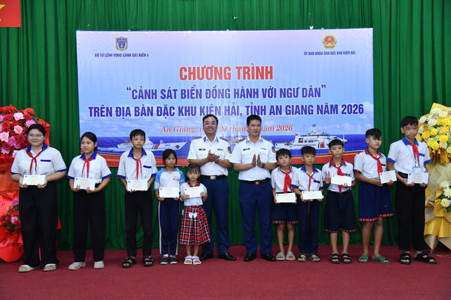 BTL Vùng Cảnh sát biển 4 kết hợp huấn luyện trên biển với thực hiện tốt công tác dân vận