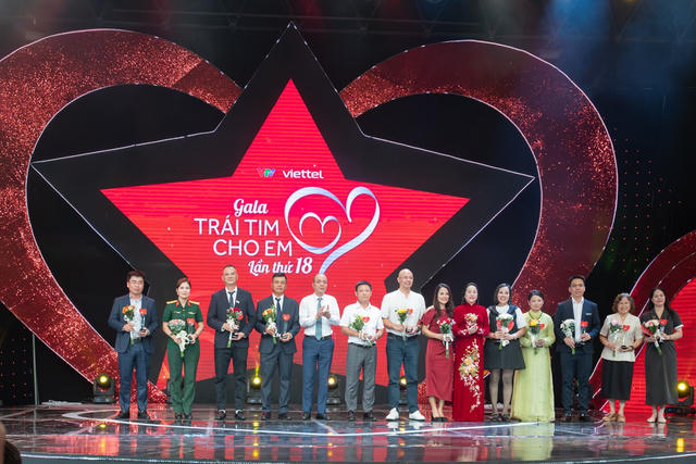 Viettel cùng “Trái tim cho em” viết tiếp 18 năm hành trình hồi sinh những trái tim nhỏ