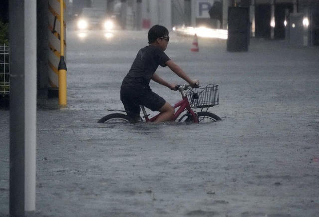 Nhật Bản hủy hàng trăm chuyến bay, hơn 1 triệu người sơ tán do bão Dujuan 