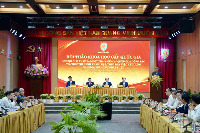 Bộ Tư pháp cảm ơn các chuyên gia dự Hội thảo về những giải pháp tạo đột phá nâng cao hiệu quả công tác tổ chức thi hành pháp luật