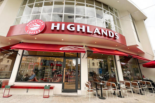 Chi 2.300 tỷ đồng, ông chủ người Việt giành lại quyền kiểm soát Highlands Coffee từ tay Jollibee