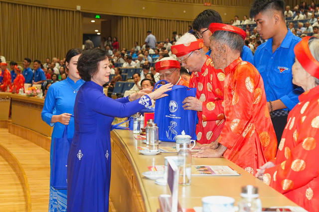 Chăm sóc toàn diện, phát huy vai trò người cao tuổi