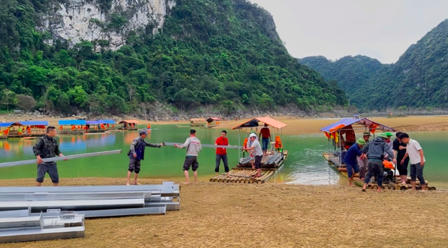 "Các cháu trong bản học được trên mạng không?" 