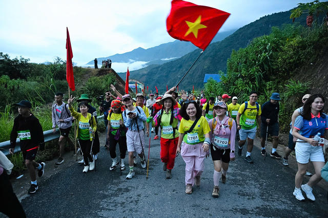 Mê đắm khung cảnh hùng vĩ trên cung đường đá cổ Pa Vi
